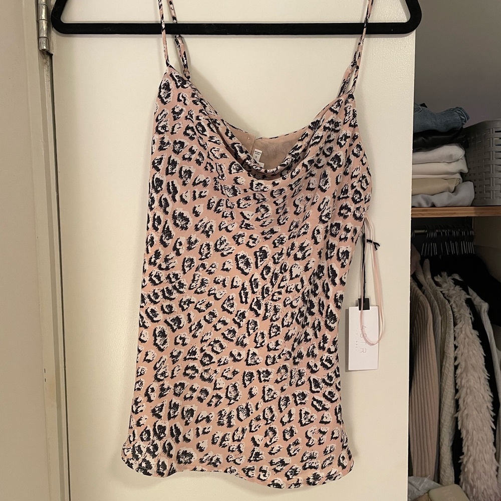 Astr the label top